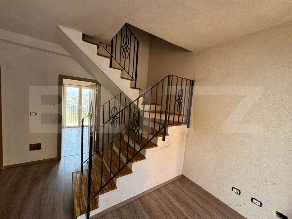 Apartament Scara Interioara, 3 camere, 80 mp, Curte de 145 m