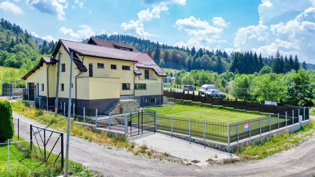 Proprietate cu destinație de pensiune într-o zonă lini...