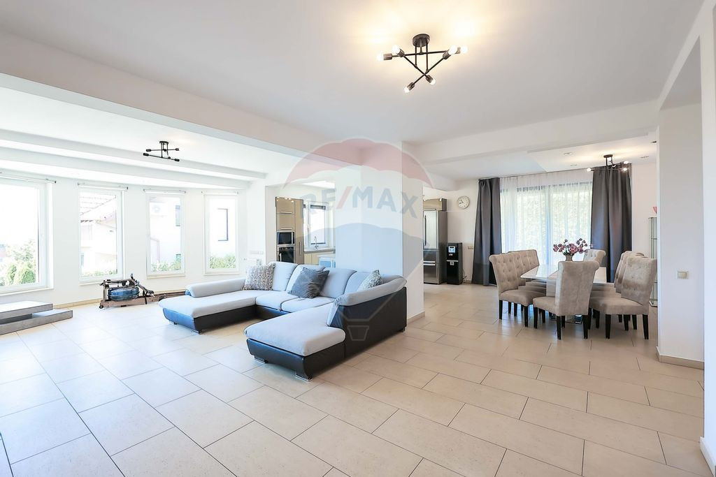 Casă de vânzare, 330mp SU și 631mp teren, str. V Cârl...