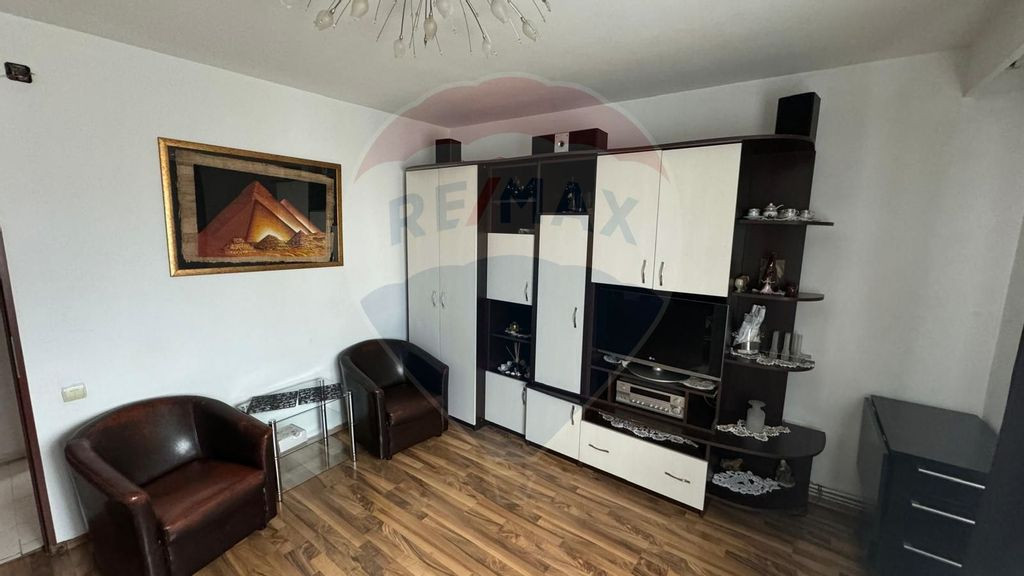 Apartament cu 2 camere de vânzare în zona Decebal-49500...