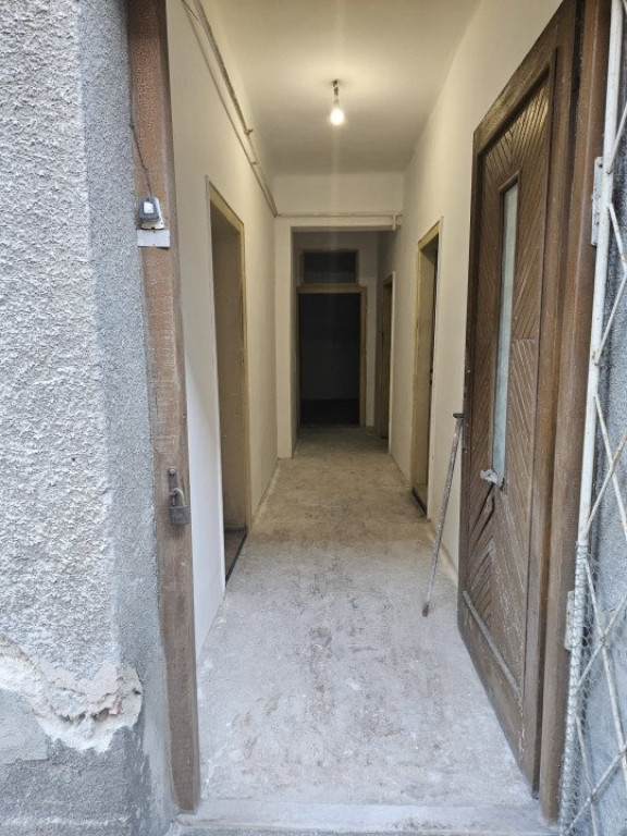 Apartament 3 camere decomandat la casa, zona Trei Stejari