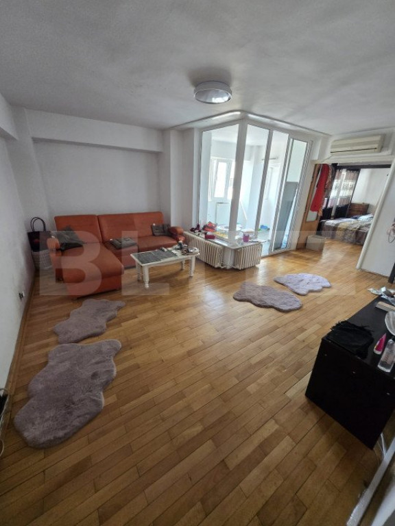 Apartament 3 camere, semidecomandat, zona 8 Mai