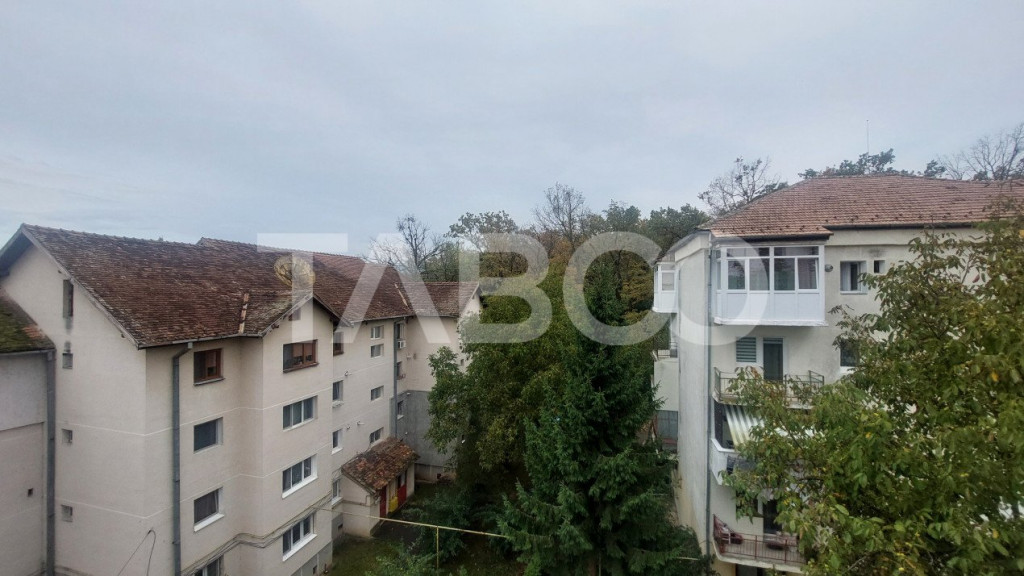 Apartament de vanzare 3 camere balcon si pivnita 60 mp Valea