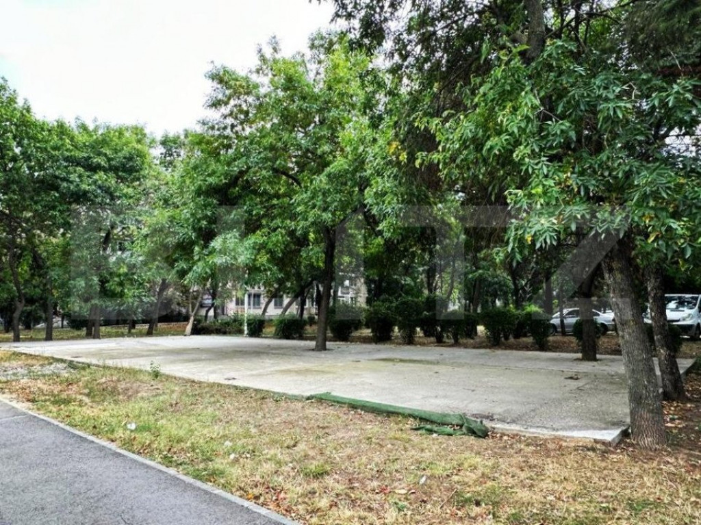 Teren stradal intravilan cu platforma betonata de 230mp, la