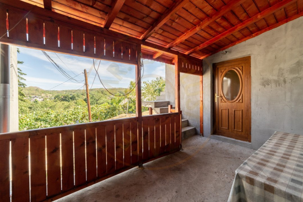 Casa cu 4 camere in Sat Bujoi, Comuna Bogați+ Anexe + Tere