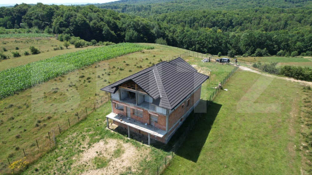 Pensiune la rosu, 370mp, Ciprian Porumbescu