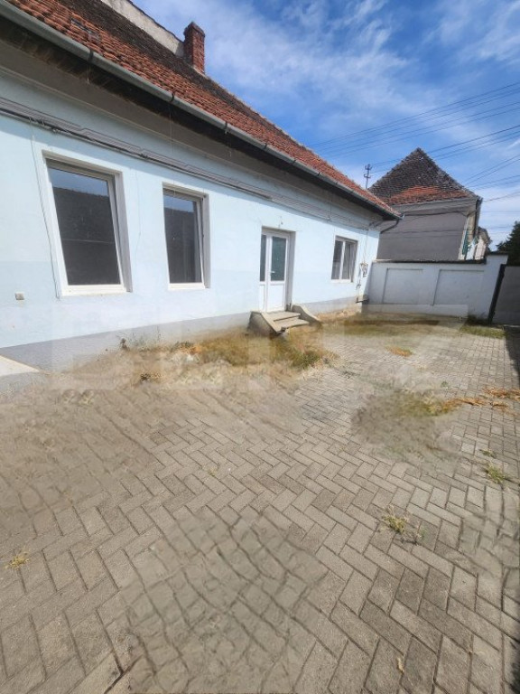 Casa individuala,3 camere, zona centrala in Sebes,pretabila