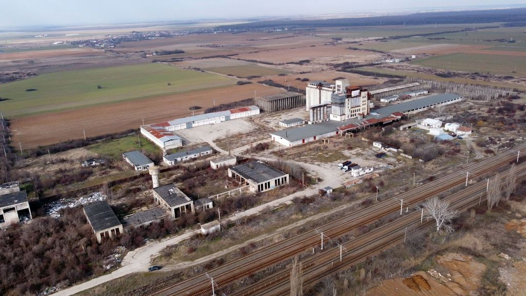 Spatii industriale , teren ,silozuri si Fabrica de nutret...