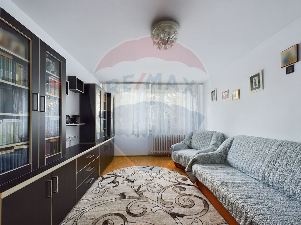 Apartament cu 4 camere, boxa si loc de parcare, de vanzar...