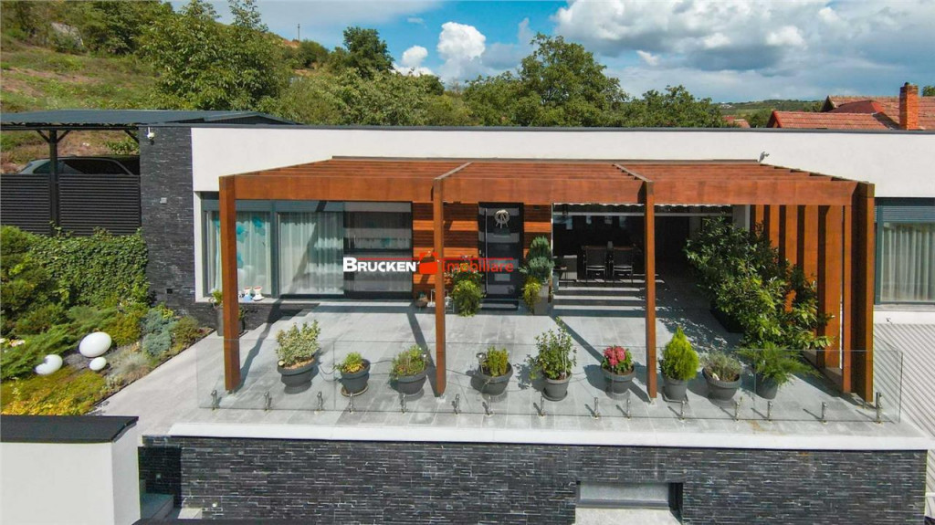 LA DOLCE VITA - VILA SOMPTUOASA, CU PISCINA, PE DEALURILE OR