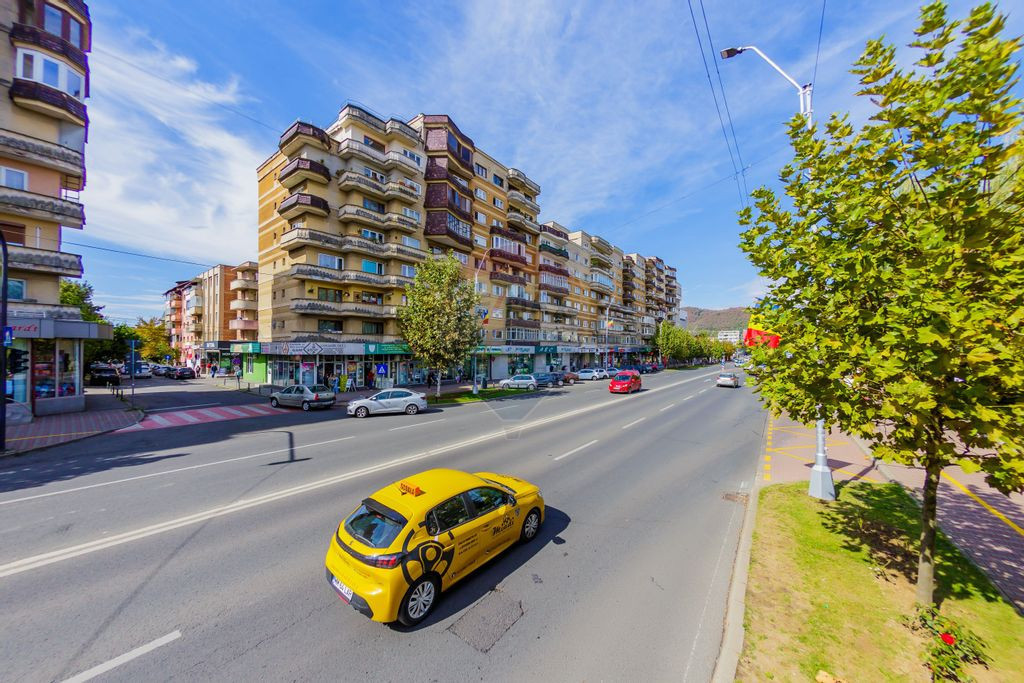 Apartament cu 4 camere de vânzare zona Unirii