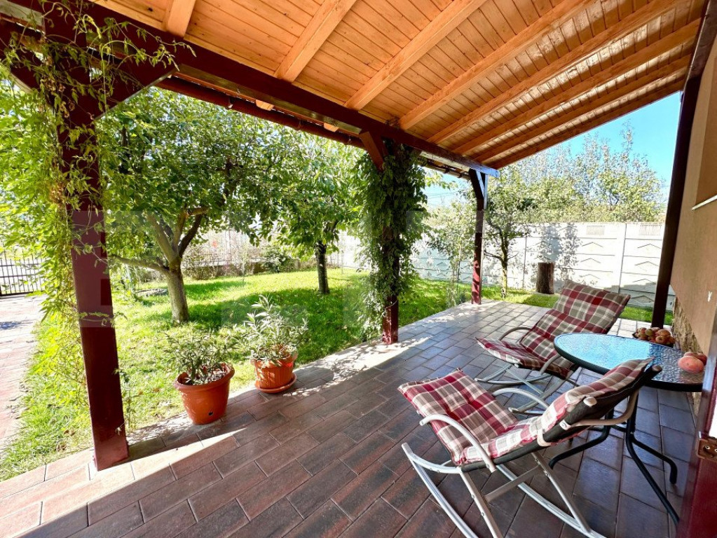 Casă cu 5 Camere, Garaj și Livadă pe Teren de 660 mp –