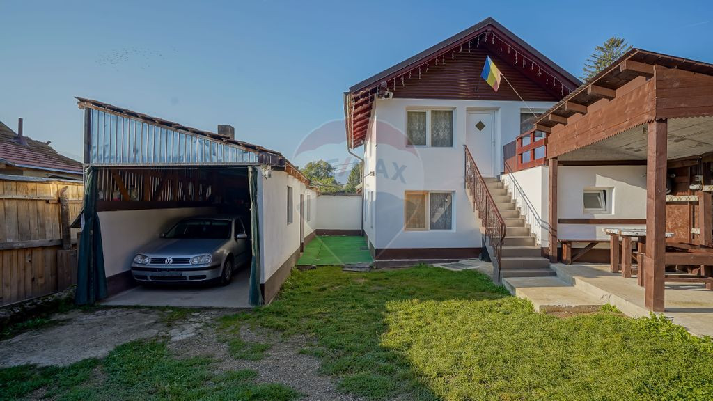 Casă de vânzare în zonă liniștită, perfectă pentru...