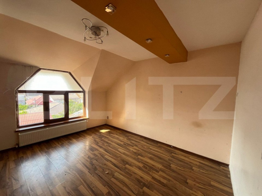 Casa cu 7 dormitoare, în regim P+E+M, 300 mp și 250 mp cur