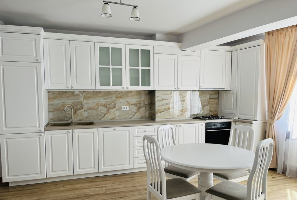 Apartament cu 3 camere, situat in Baneasa