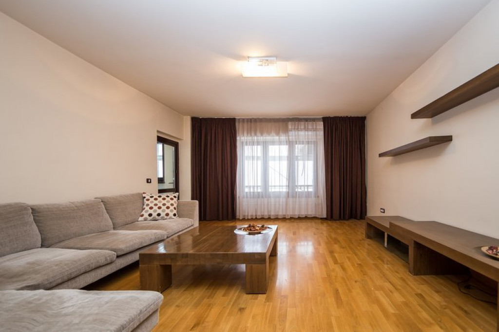 Decebal, Apartament 3 camere proaspat zugravit.