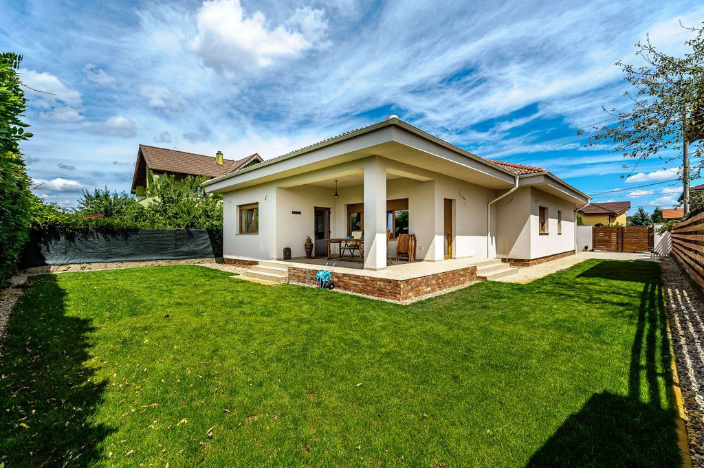 Casă spațioasă cu 4 camere și spațiu comercial în B...