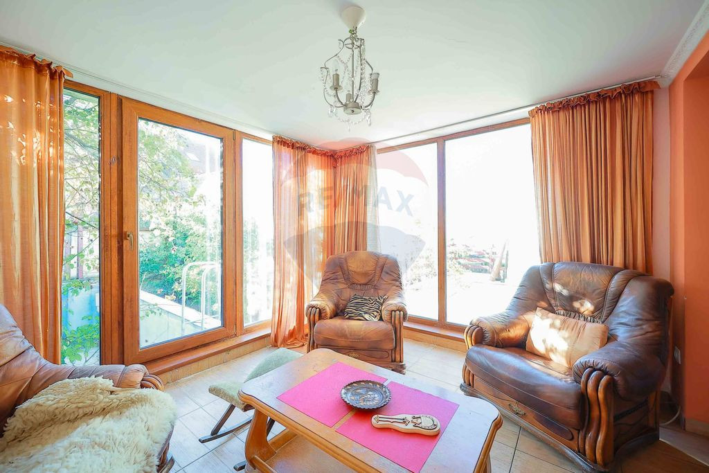 Casă cu 12 camere de vânzare, zona Dealuri