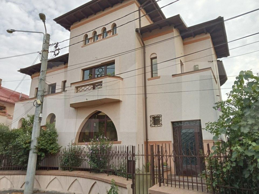 Vila cu 11 camere, 450 mp, teren cu 620 mp, 2 locuri de parc