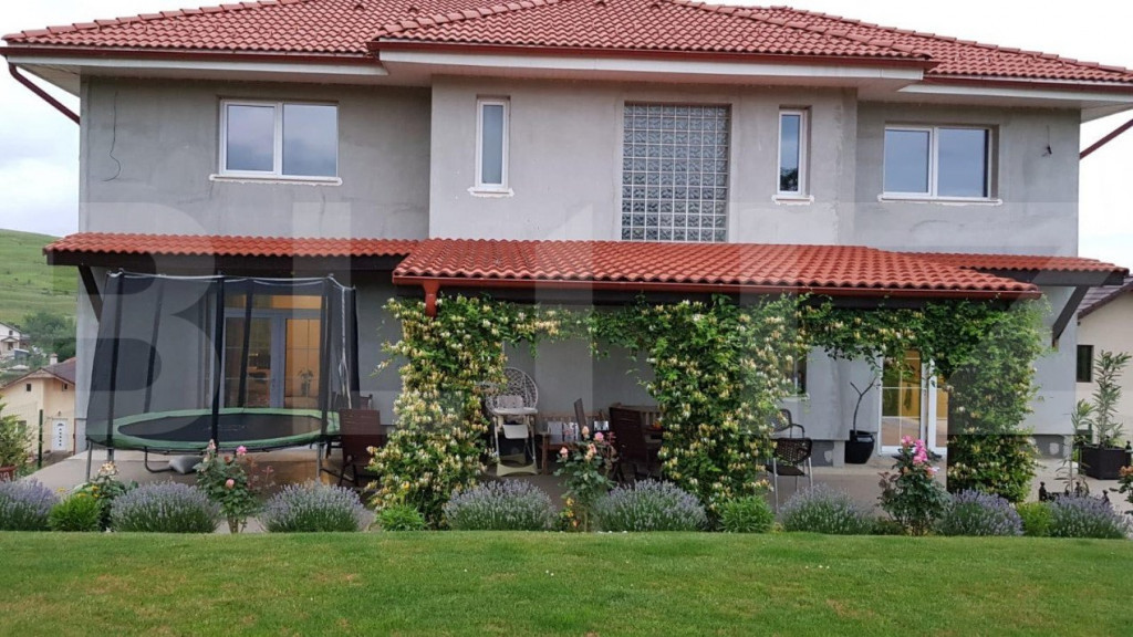 Casa spatioasa, teren 2036 mp, panorama superba, in Campenes