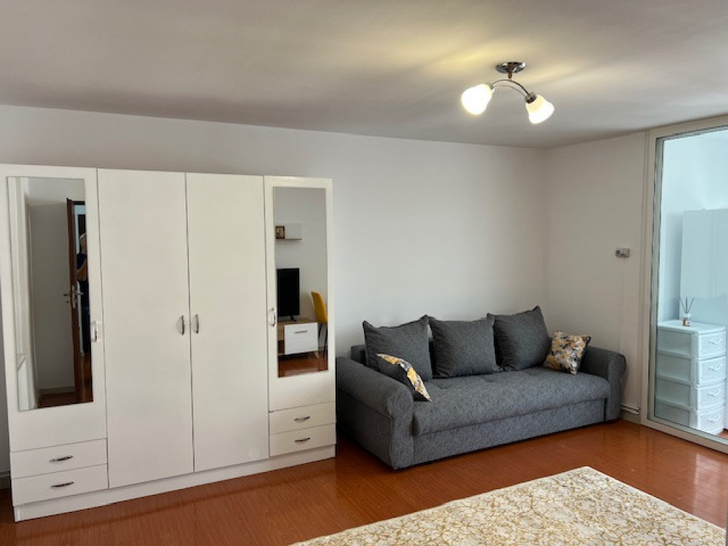 Garsoniera renovata et 2 v aurie parc sub arini