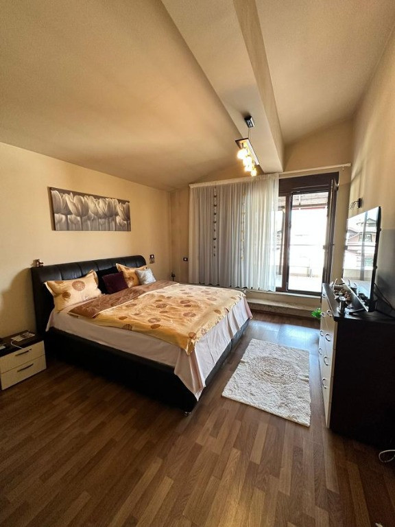 Sector 4 -Vila 4 camere, 2 bai