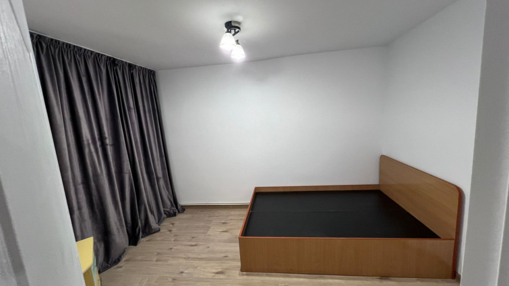 Apartament cu 3 Camere, 2 Băi și 2 Balcoane, etaj intermed