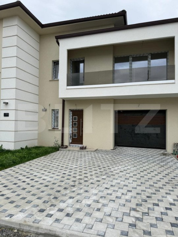 Casă cu 3 camere, 161 mp, cu curte comună, zona-ultracentr