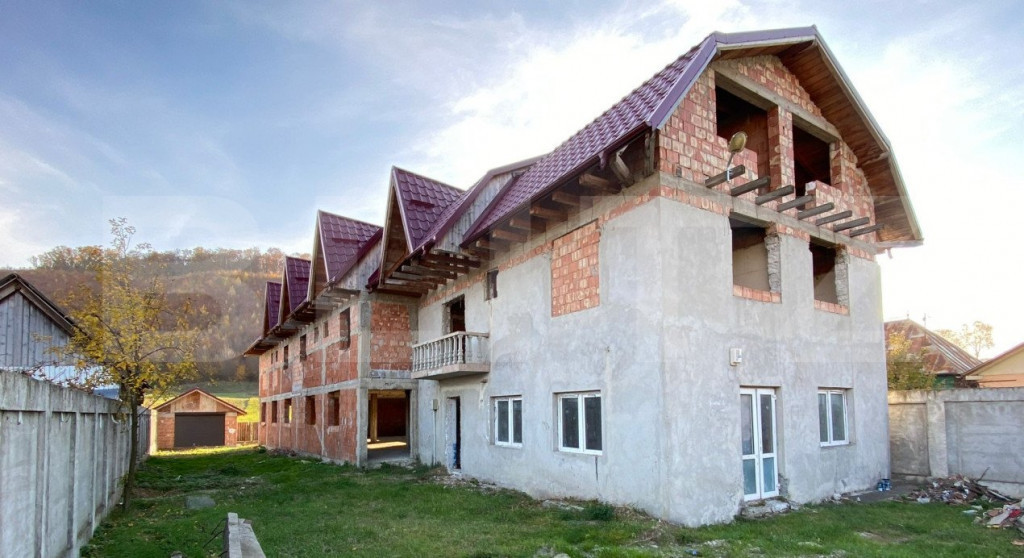 Casa 24 camere, constructie la rosu