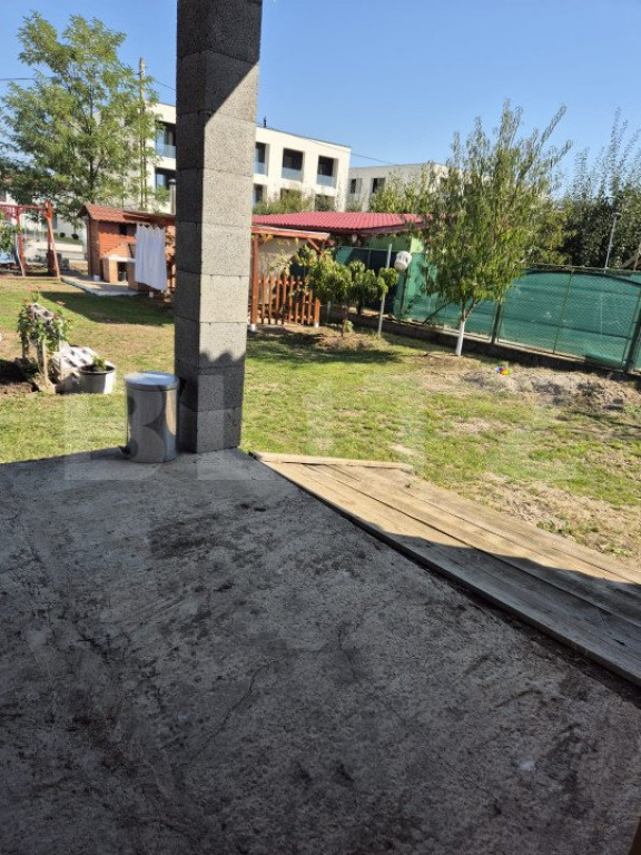 Casa in rosu cu 1500 mp teren