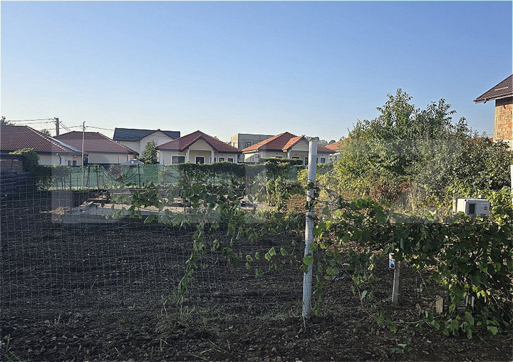 Teren intravilan 580m, toate utilitatile trase si fundatie V