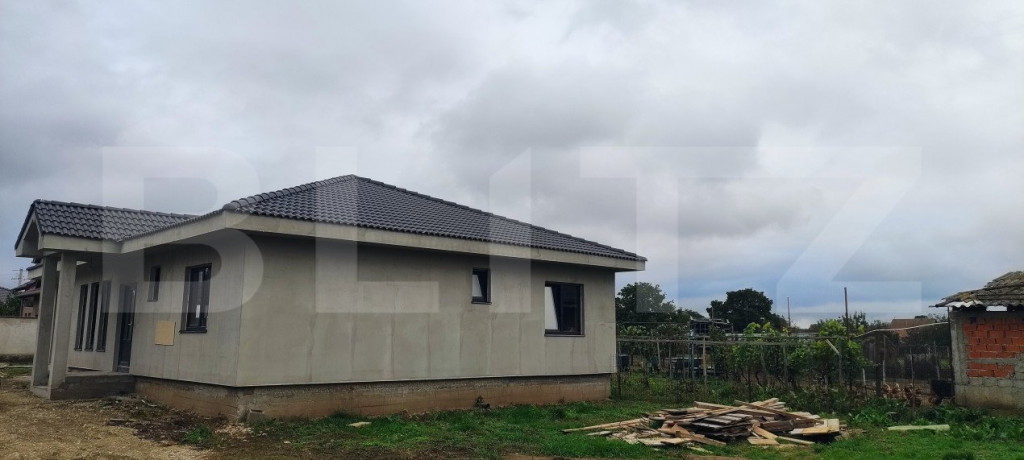 Casa semifinisata cu gard imprejmuitor in Livada de Bihor, l