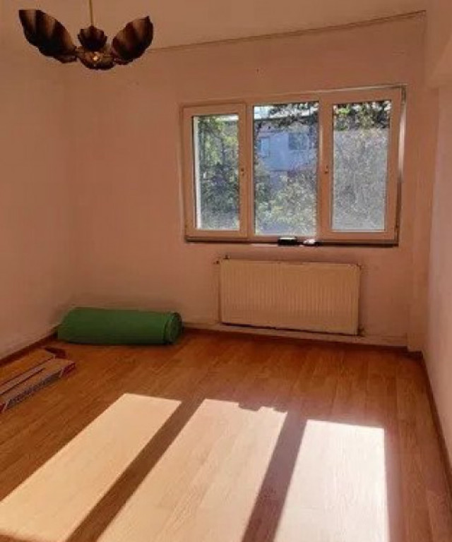 APARTAMENT 4 CAMERE, SEMIDECOMANDAT, PODU ROS,ETAJ INTERMEDI