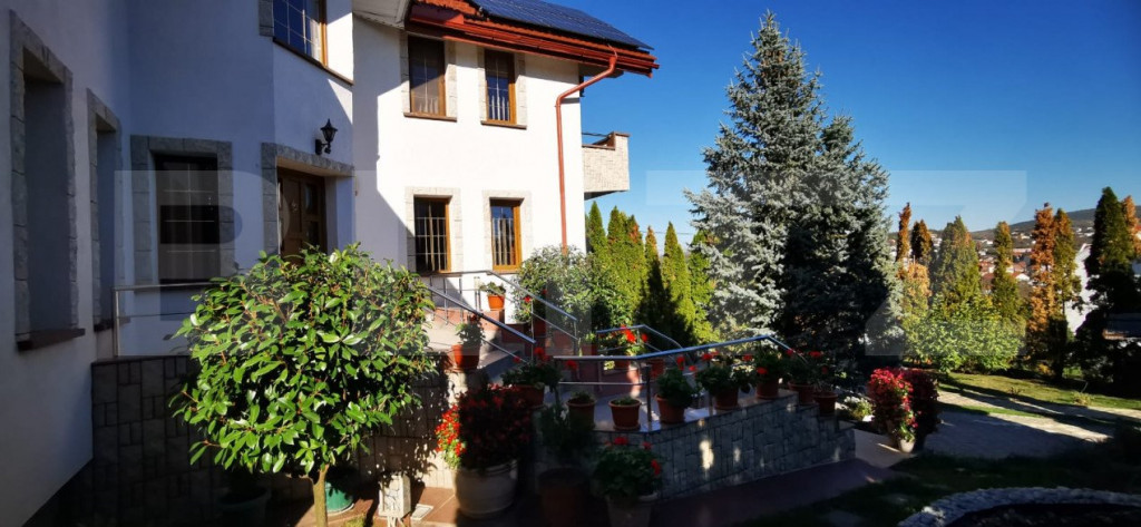 Casă independentă energetic, 280 mp, centru Zalău, pompă