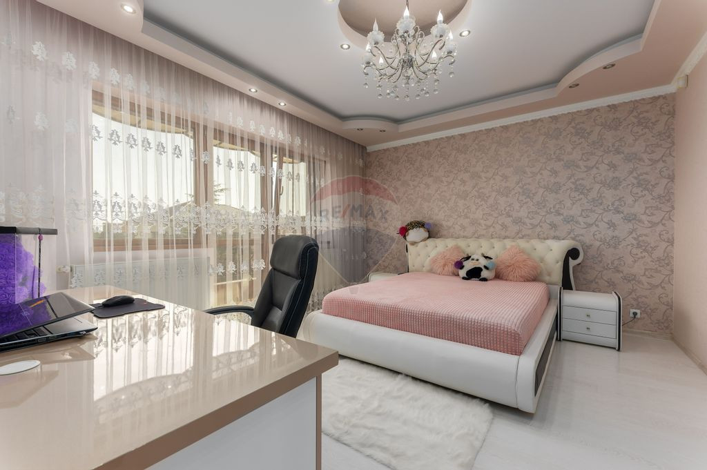 Vilă de lux de vânzare în cartierul rezidențial Lebă...