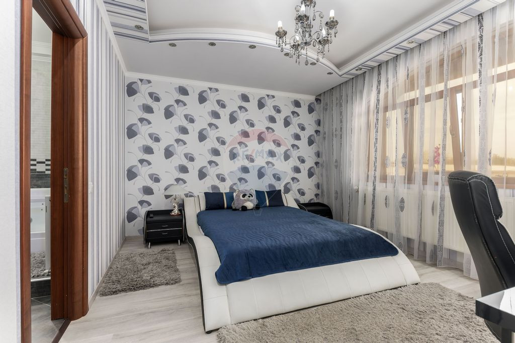 Vilă de lux de vânzare în cartierul rezidențial Lebă...