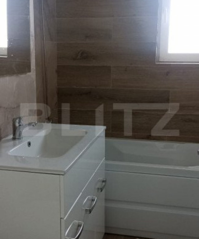 Spatiu comercial, 31mp, loc de parcare inclus, zona Torontal