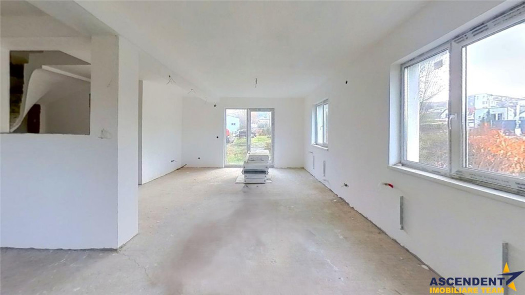 Tur LIVE! Casa familiara cu etaj, zona linistita, Corunca, M