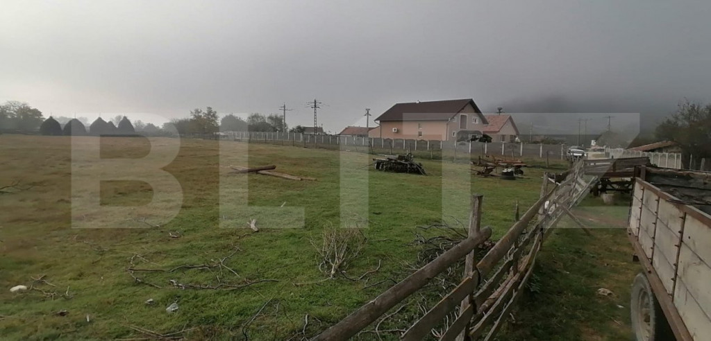 Teren intravilan 3300 mp apa, curent, posibilitate parcelare