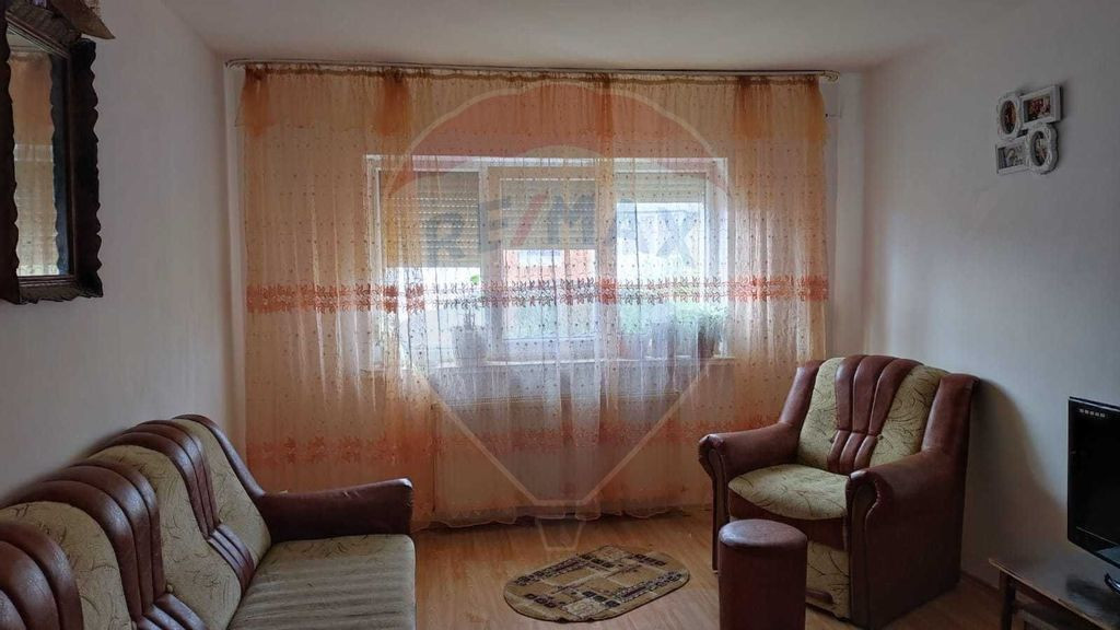 Apartament cu 3 camere de vânzare în zona Sarari