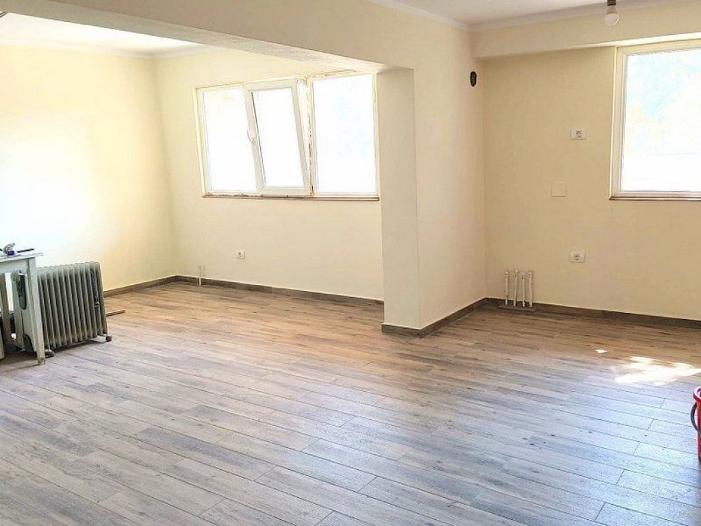 Apartament cu doua camere, ultracentral - pretabil cabine...