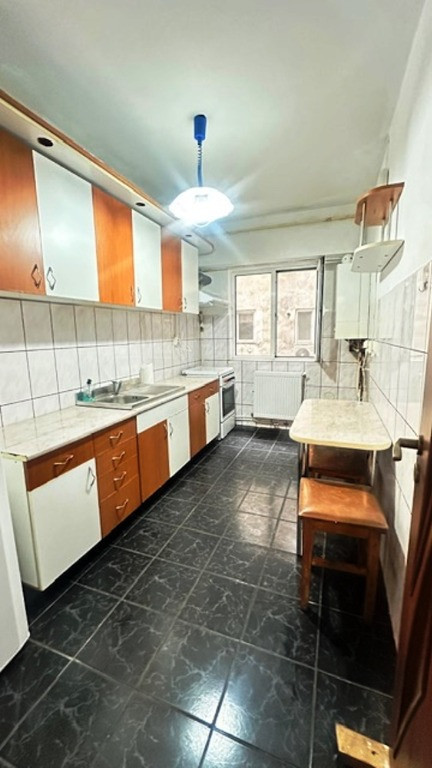 TRAIAN ZONA DALIA apartament 3 camere etaj2, mobilat decent!