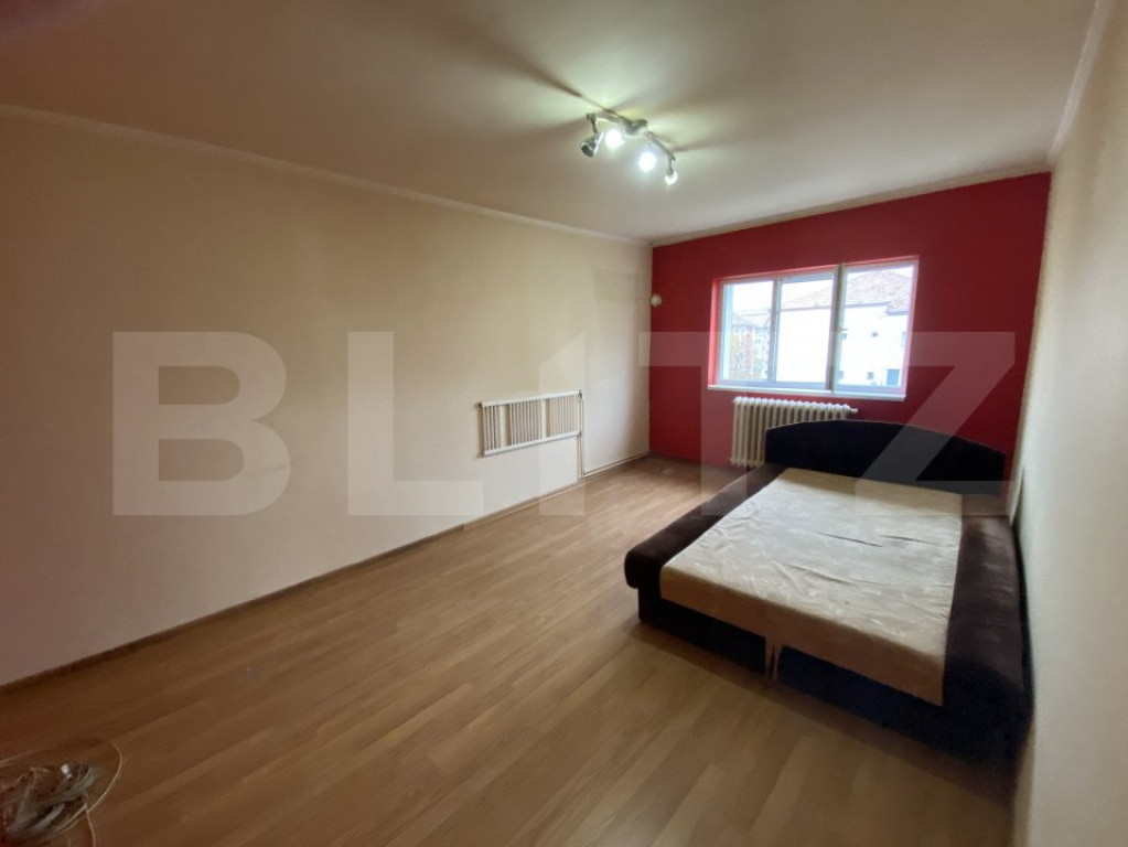 Apartament de 3 camere in suprafata de 54 mp, zona Bradet