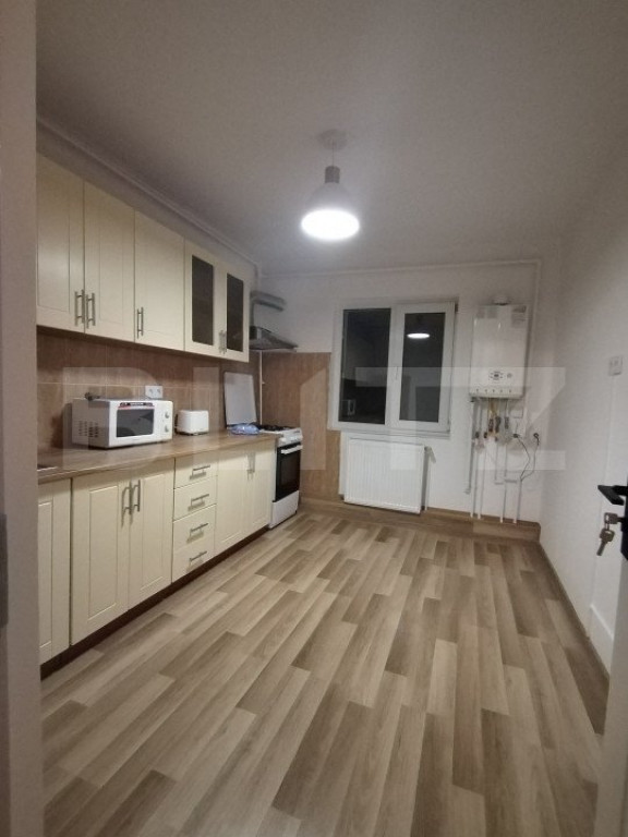 Apartament 3 camere decomandat, zona Piata 1 Mai