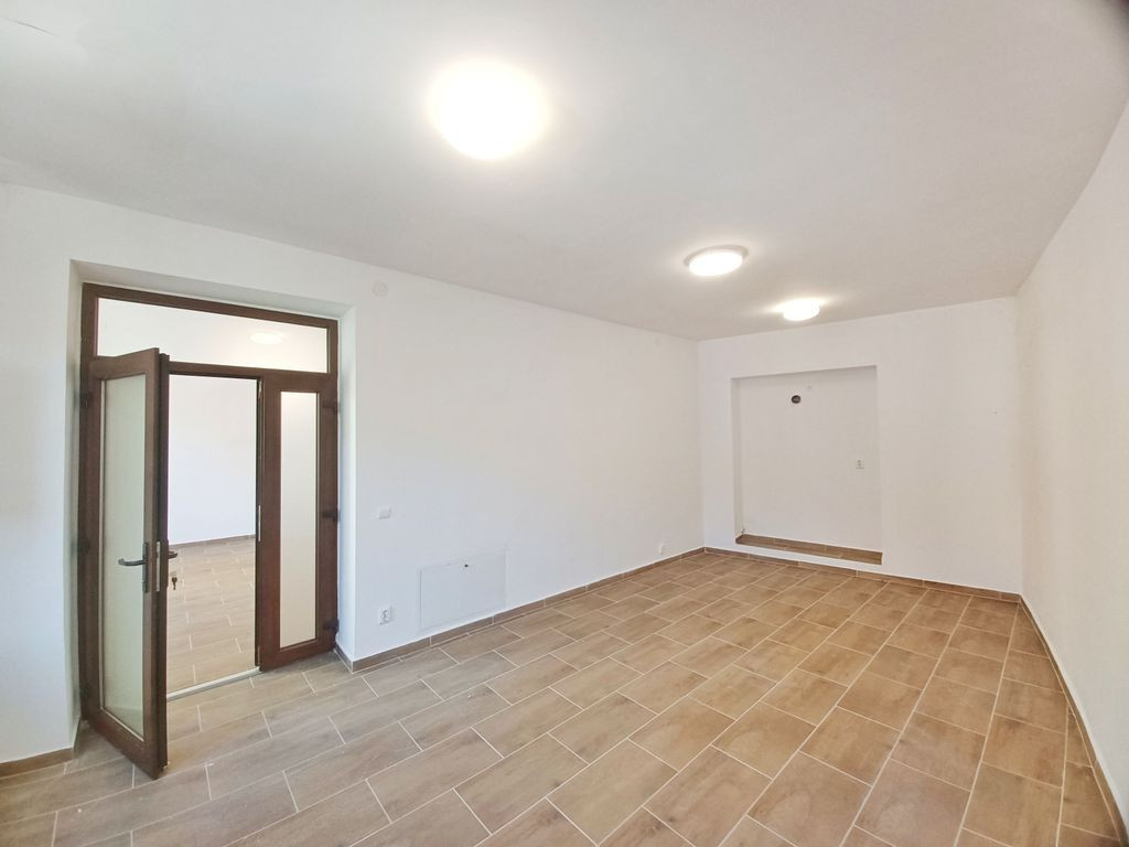 Birou, ultracentral, Oradea, 70 mp, parcare. 650 E/lună....