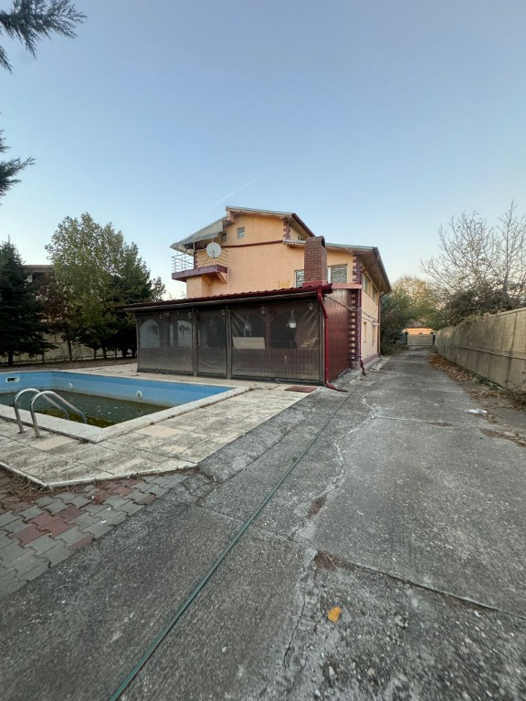 INVESTITIE - Imobil format din teren, 3 case si 1 piscina