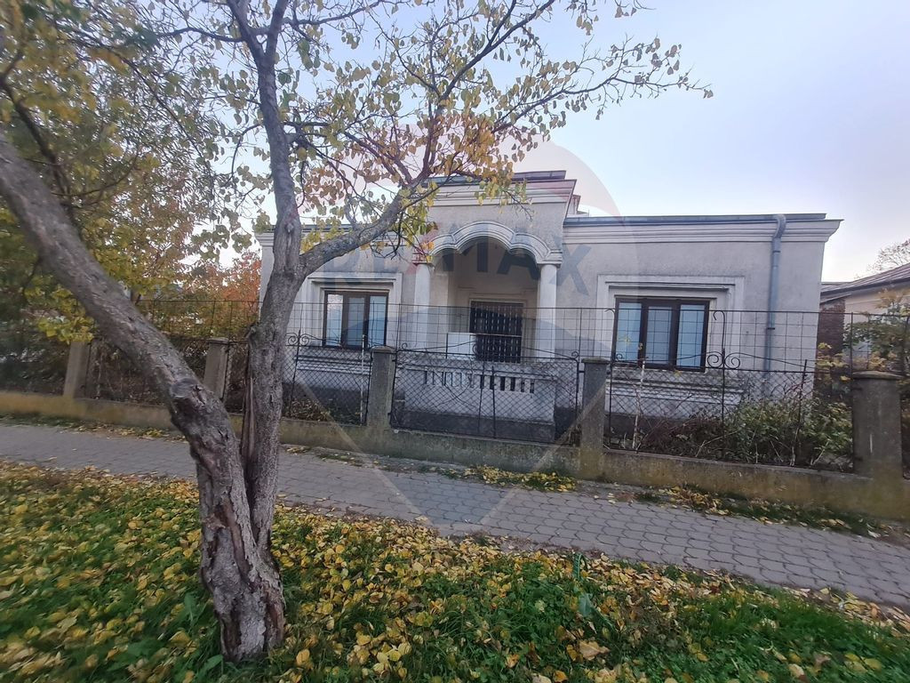 Casă cu 5 camere de vânzare în zona Central