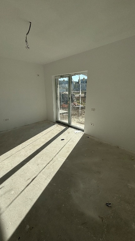 De Vânzare: Garsonieră Modernă cu Terasa – Strada Leordeni