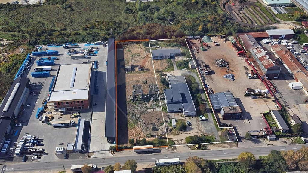 Spațiu industrial 2 HALE de 1,300mp de vânzare str. Fab...