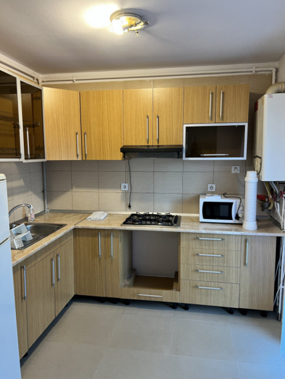 Garsoniera la bloc zona trei stejari spital (central)